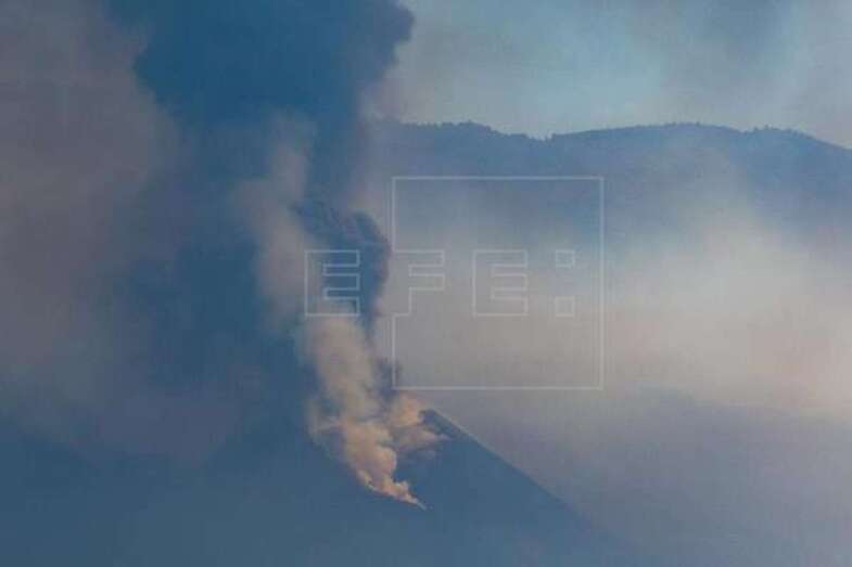 Imagen de las emisiones de cenizas y gases provocadas este lunes por el volcán de Cumbre Vieja, en La Palma / EFE Miguel Calero